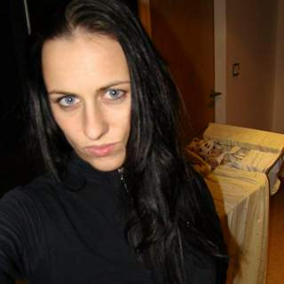 Úprimná žena so záujmom o nové spojenia